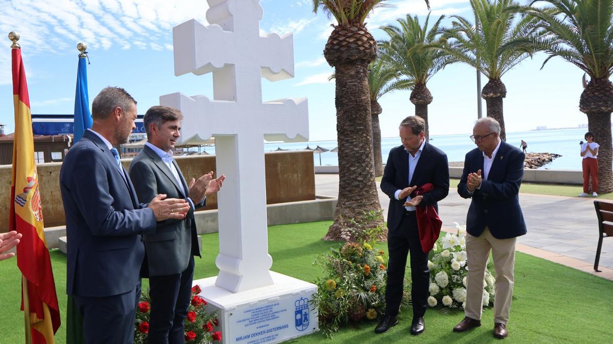 Acto de inauguración de la nueva Cruz de Caravaca que luce en el paseo marítimo de Lo Pagán.