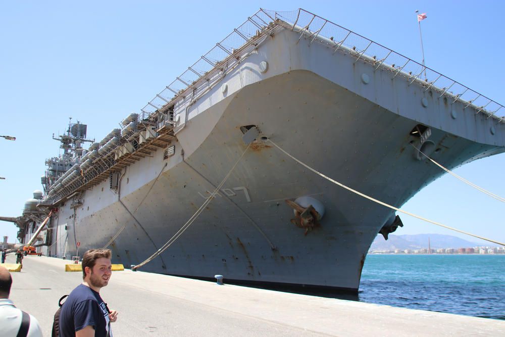 El portaaeronaves americano Iwo Jima atraca en el puerto de Málaga