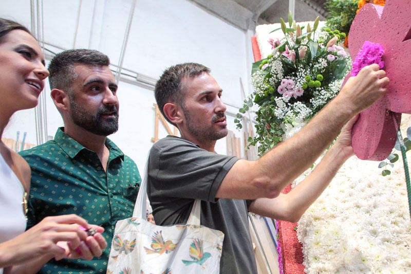 Preparación de las carrozas para la Batalla de Flores