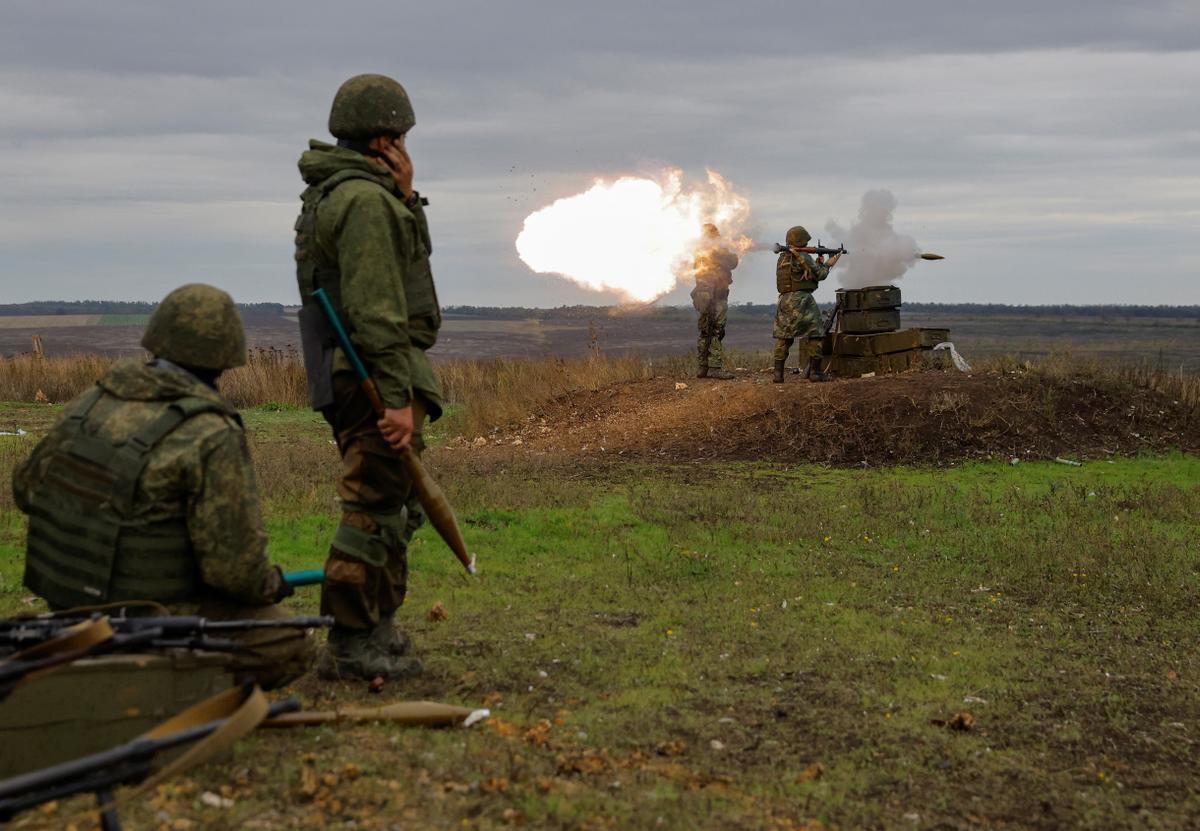 Reservistas rusos recién movilizados participan en un entrenamiento en un campo de tiro en la región de Donetsk