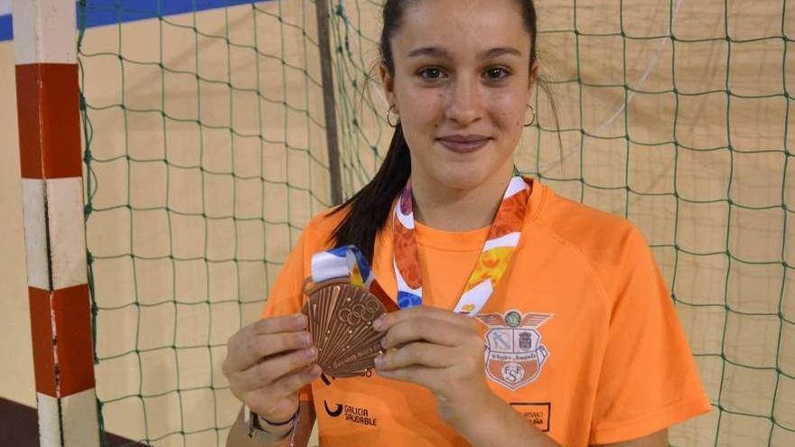 Marta López-Pardo posa con su medalla olímpica de bronce.