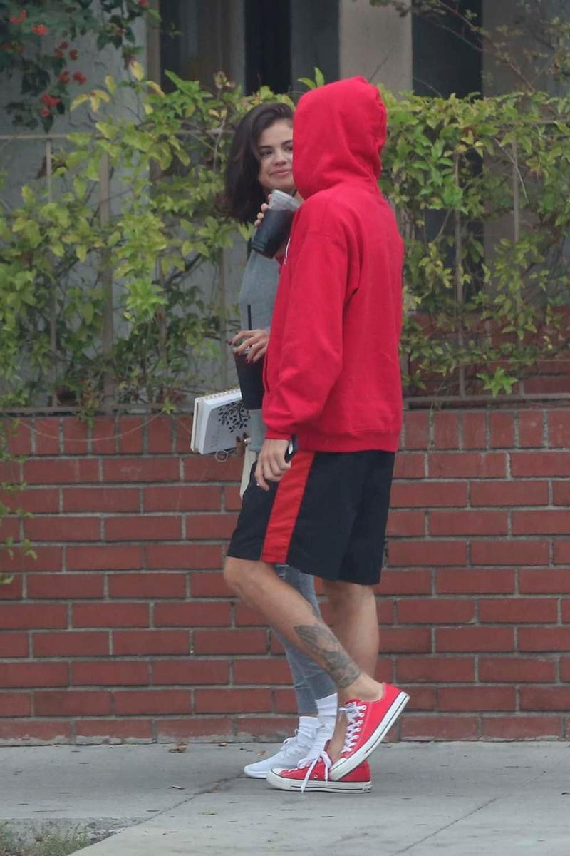 Selena Gomez mira con admiración a Justin Bieber
