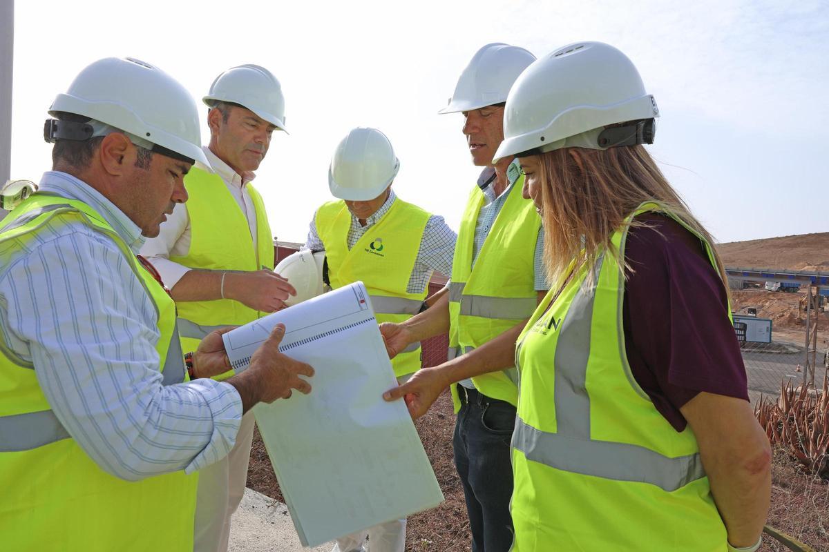 Oswaldo Betancort, Domingo Cejas y María Jesús Tovar visitan junto a técnicos las obras de la planta de compostaje en Zonzamas