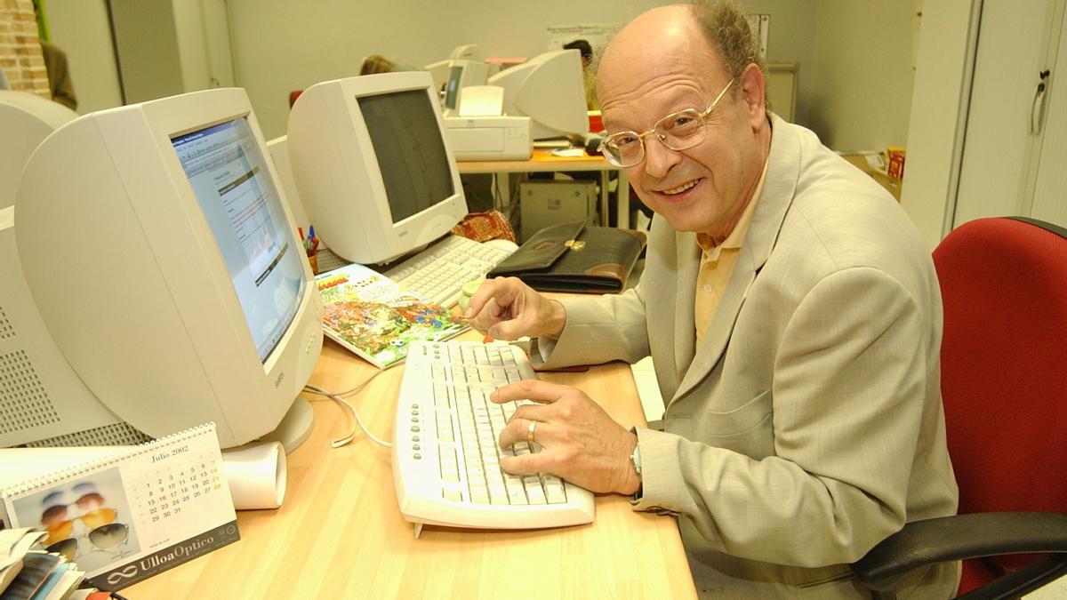 Francisco Ibáñez, en la redacción de El Periódico de Aragón en 2002