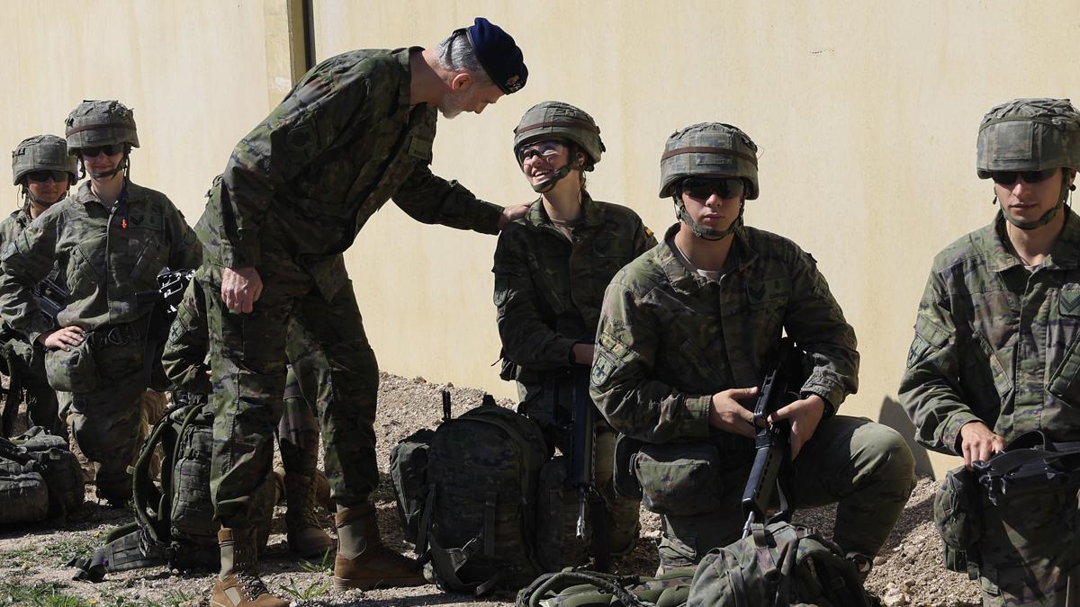 El rey Felipe VI y la infanta Leonor de Boerbón, en las maniobras de los alumnos de la Academia General Militar en el Centro Nacional de Adiestramiento de San Gregorio