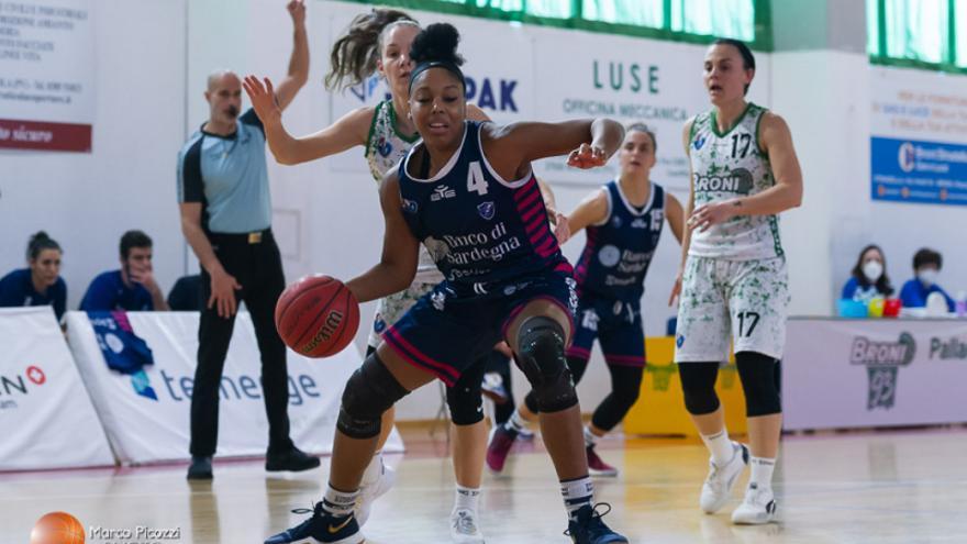 Sierra Calhoun durante el partido del playout con el Dinamo Sassari, contra el PF Broni 93.