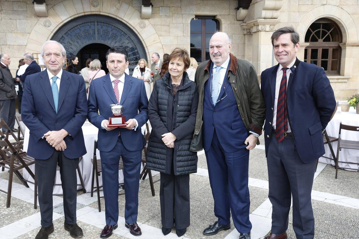 La peña taurina Dávila Miura entrega su premio al mejor toro de la feria de Gijón (en imágenes)