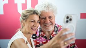 Yolanda Díaz y Pedro Alodóvar, este viernes en el acto de Sumar.