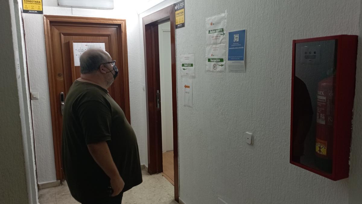 Entrada a una de las aulas. Los vecinos creen que los extintores son insuficientes.