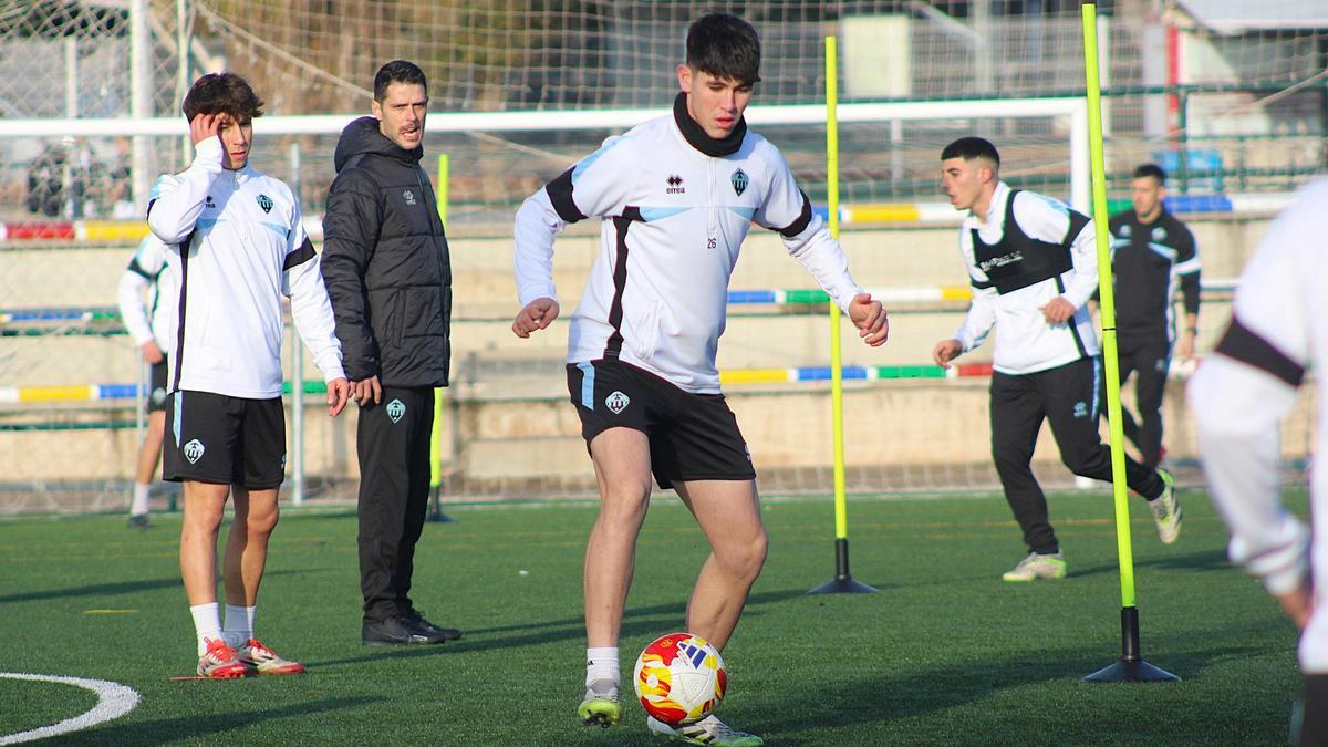 Adrián Arapio apunta a liderar el centro del campo del Castellón B ante el Andratx.