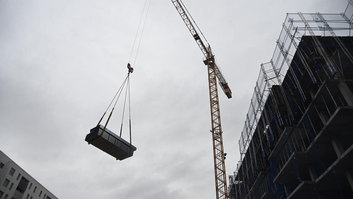 Una grúa, en una de las promociones de vivienda en construcción en Zaragoza.