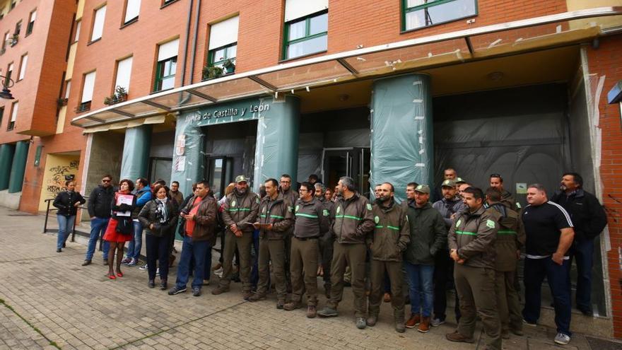 Concentración de agentes ambientales ante la sede de la Junta en Ponferrada