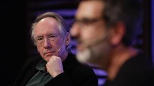 Ian McEwan acompañado de Antonio Lozano, en el CCCB.