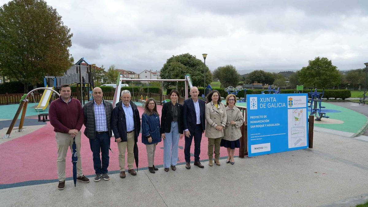 A conselleira, cuarta pola dereita, e o alcalde, terceiro, na praza de San Roque.