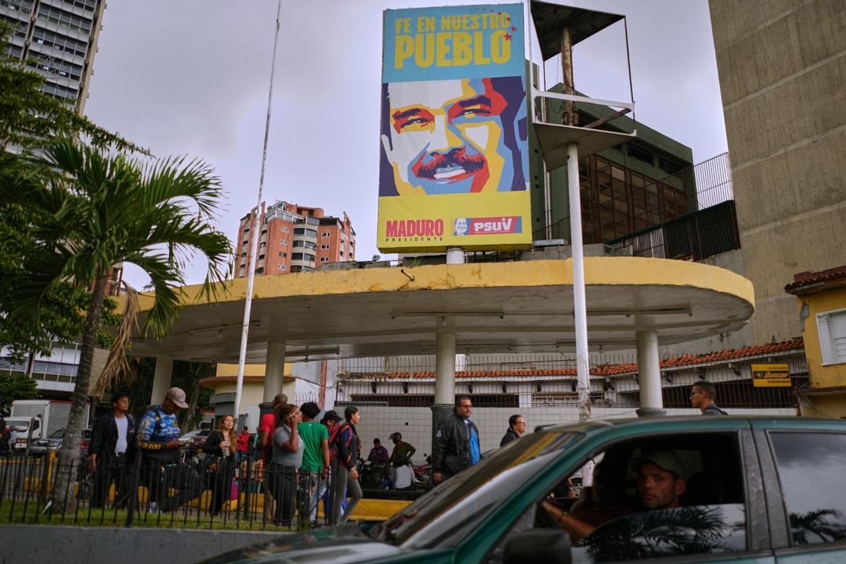 Una imagen reciente de Caracas, con el retrato del presidente Nicolás Maduro.