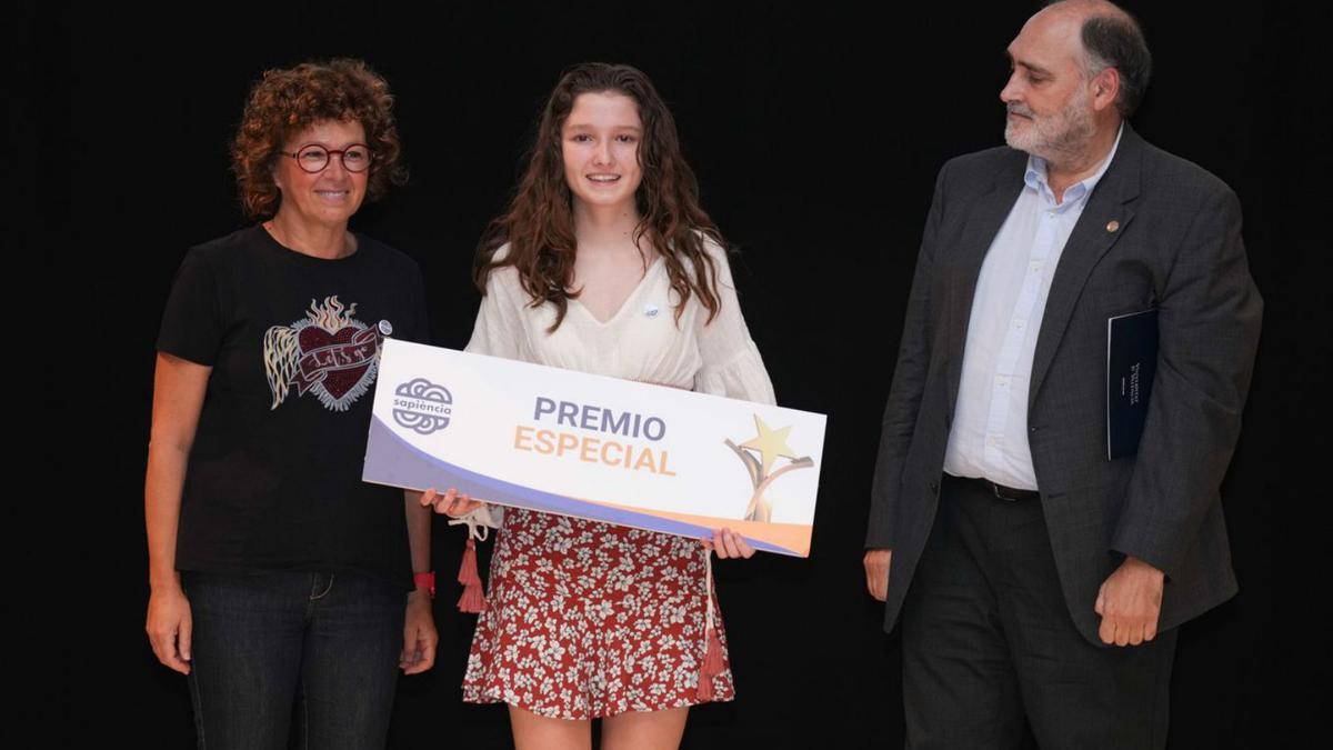 
La consellera, l’alumna del 
Col·legi Alemà de València i el
president de Ruvid.  levante-emv