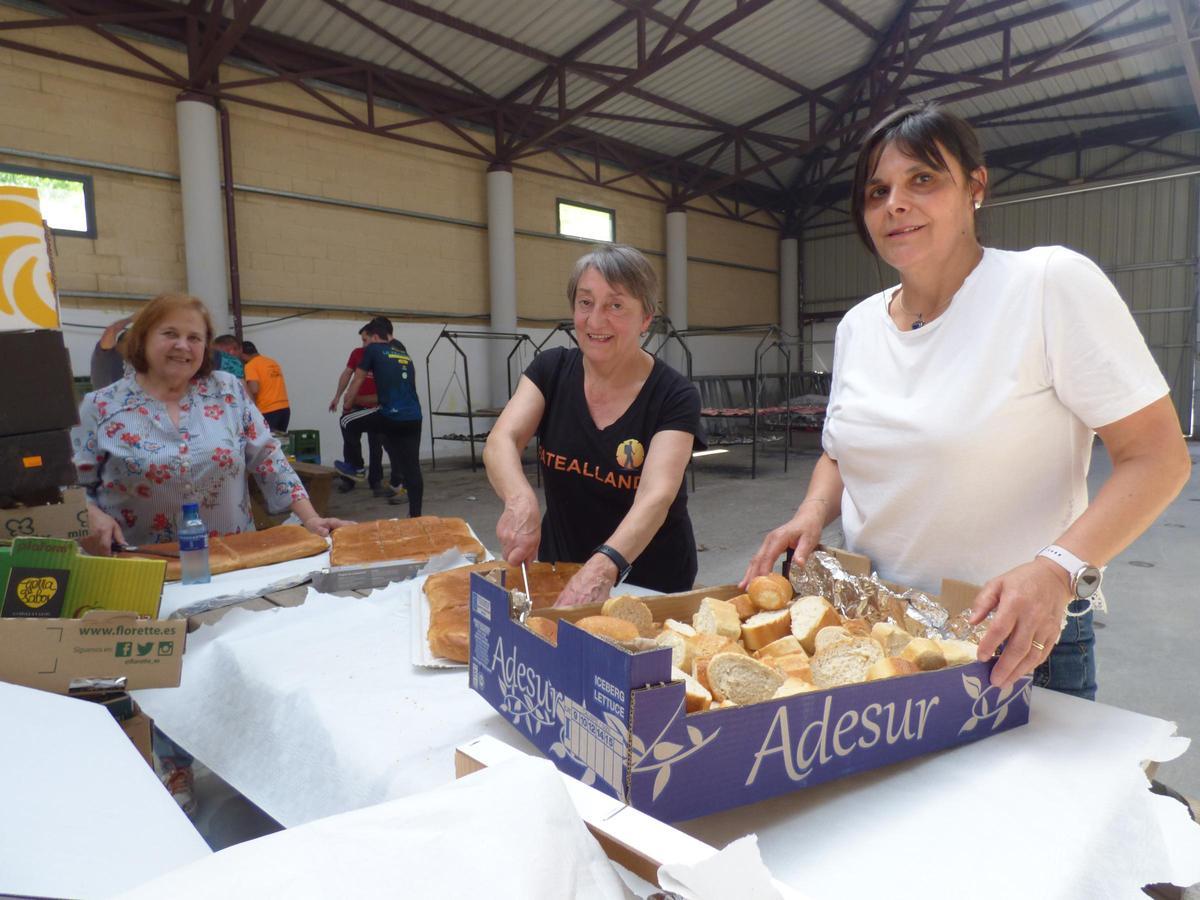 Ilia García, Pilar Pérez y Lidia García, de la asociación de mujeres &quot;Río Nisón&quot;, preparando parte de la comida.