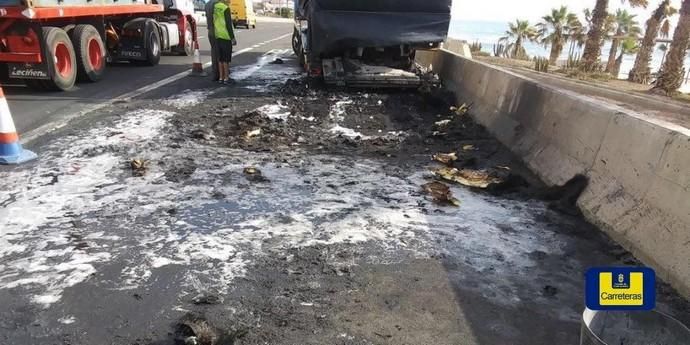El incendio en un camión provoca retenciones para entrar a la capital grancanaria