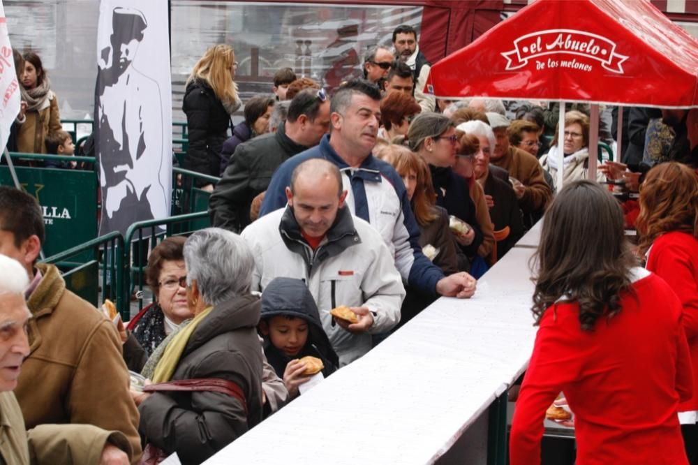 Reparto de pasteles de carne en la plaza del Romea