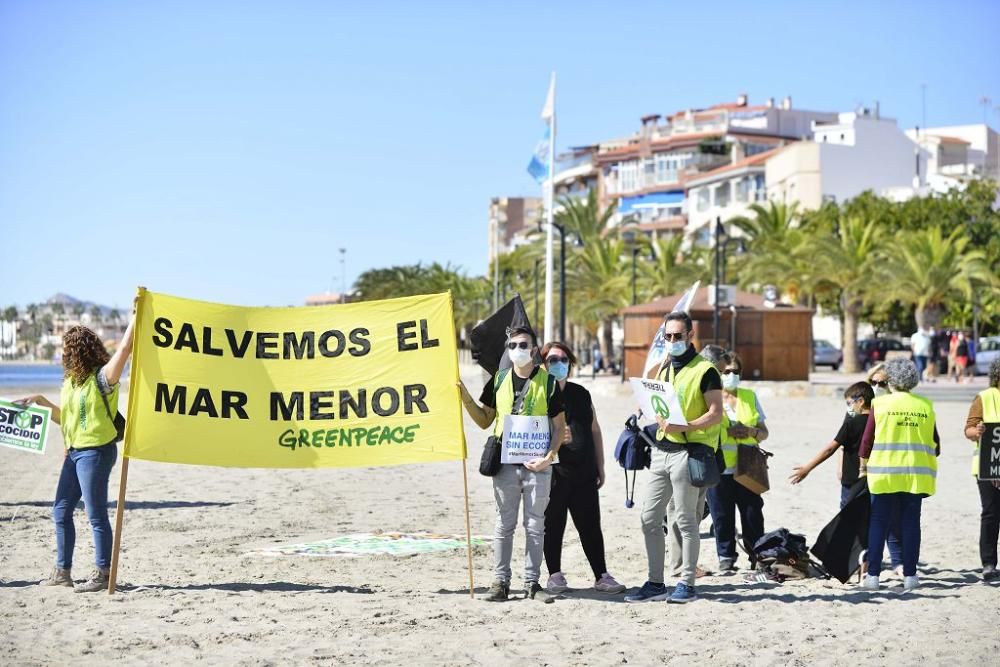 Centenares de personas se concentran en Villananitos para alertar del mal estado del Mar Menor