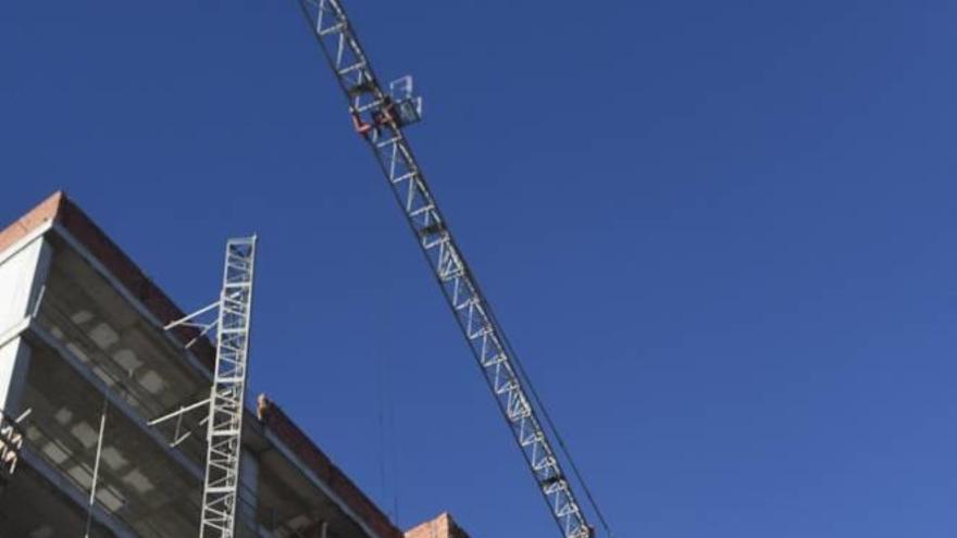 Un obrero contempla las obras de un edificio en Murcia.