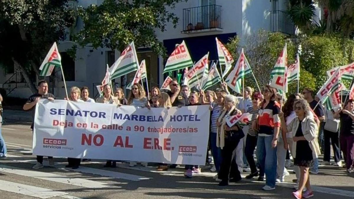 Los trabajadores del hotel Senator en un recorrido por Marbella para protestar contra los despidos masivos.
