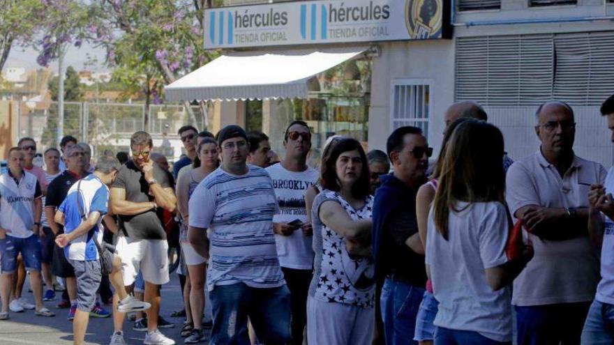 Colas en las taquillas del Rico Pérez