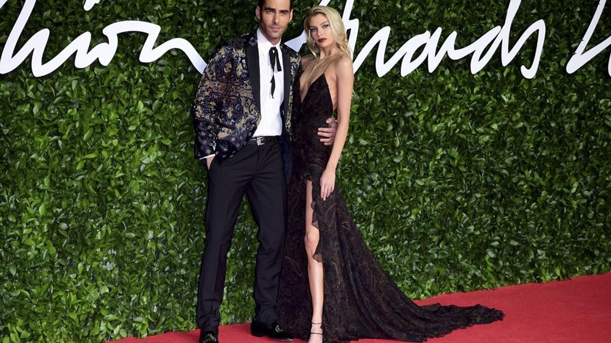 Stella Maxwell y Jon Kortajarena en los Fashion Awards 2019