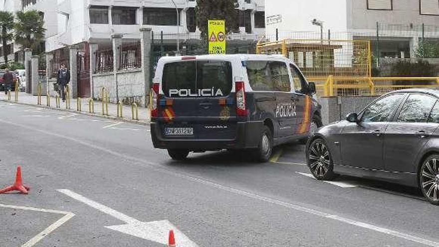 Varias patrullas de la Policía fueron tras el fugado. // Iñaki Osorio