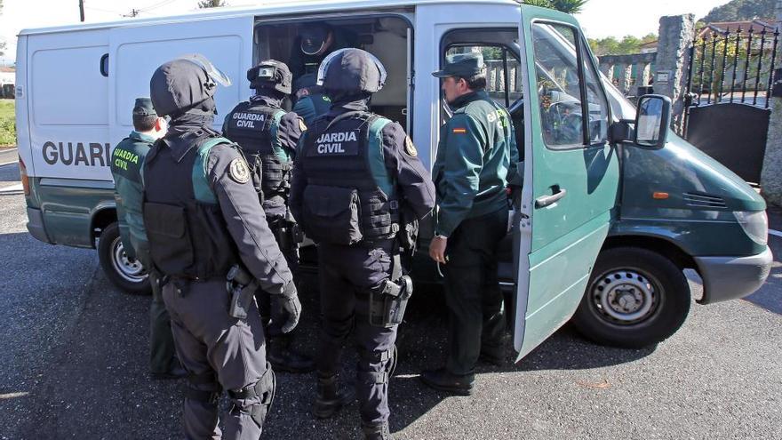 Cien agentes detienen a Sinaí Giménez y su familia