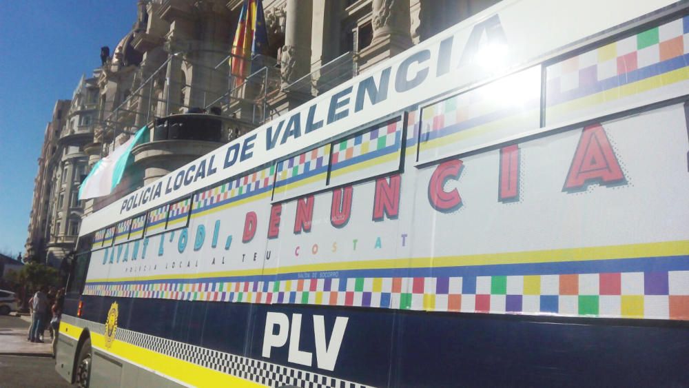 El autobús de la Policía Local de València contra el de Hazte Oír