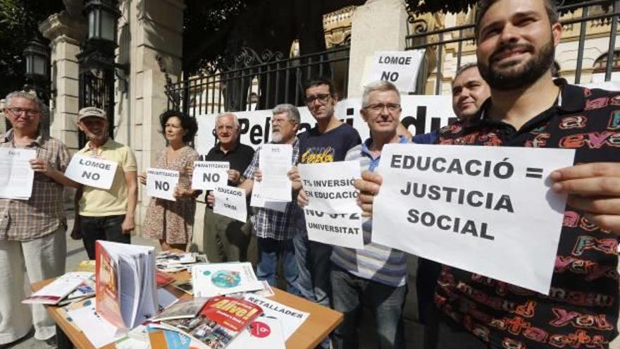 La Plataforma por la enseñanza pública protesta ante la Diputación por los libros