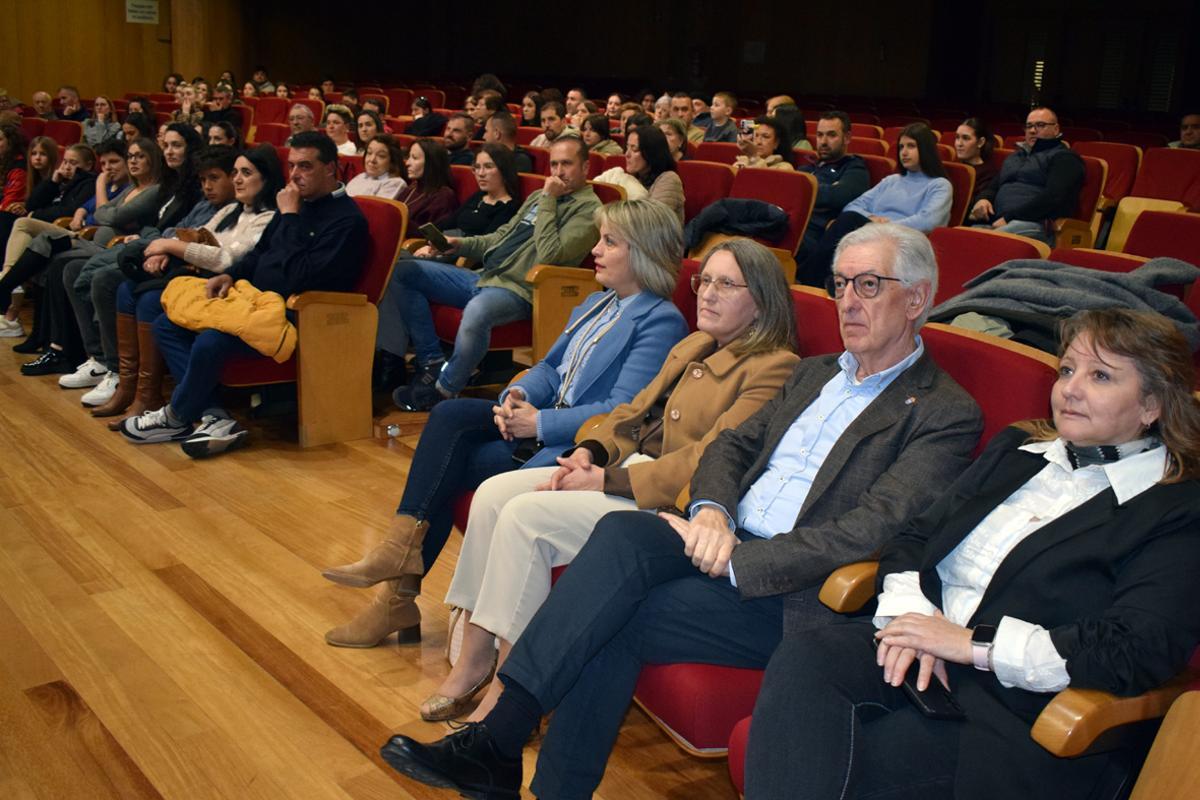 Autoridades, deportistas y público, en el Auditorio.