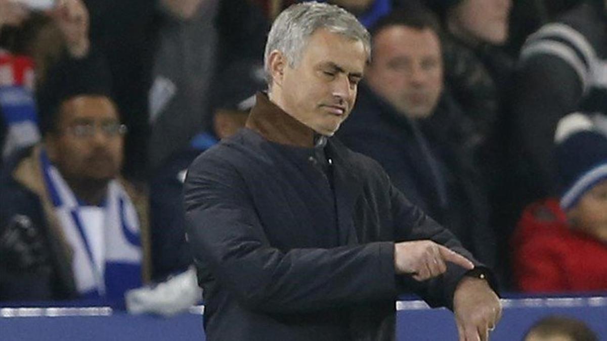 Mourinho, en su último partido como entrenador del Chelsea en el campo del Leicester.