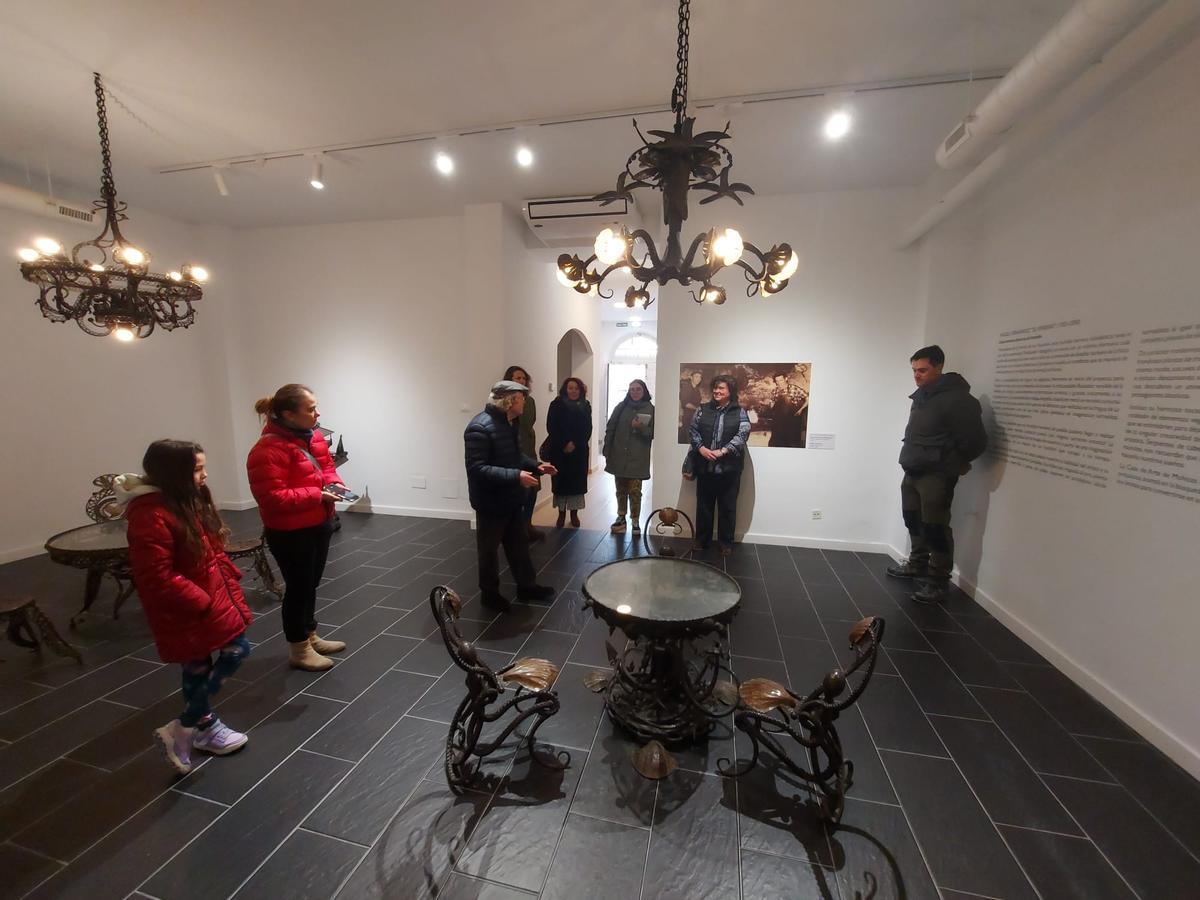 En imágenes: La primera visita guiada al "Universo Herminio", un éxito en La Caridad