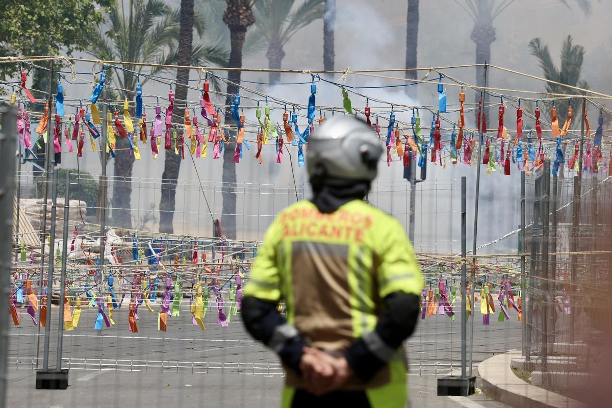 La comitiva fallera se estrena en Alicante con la mascletà de Mediterráneo