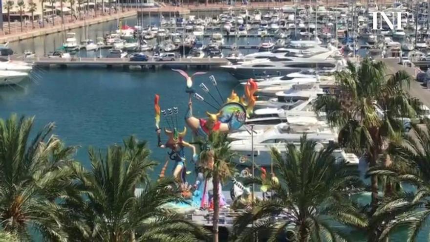 La hoguera flotante de Port d'Alacant, anclada en el muelle de Levante