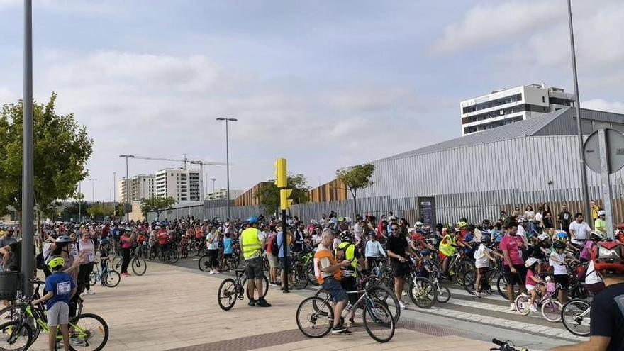 Un millar de personas protestan sobre ruedas entre Rosales del Canal y Arcosur: "No se nos debe obligar a elegir entre vivienda y equipamientos"