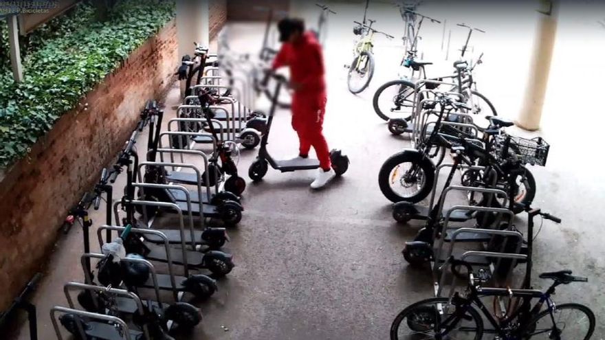 VIDEO | Detenido un joven por robar patinetes en Zaragoza en parkings de colegios