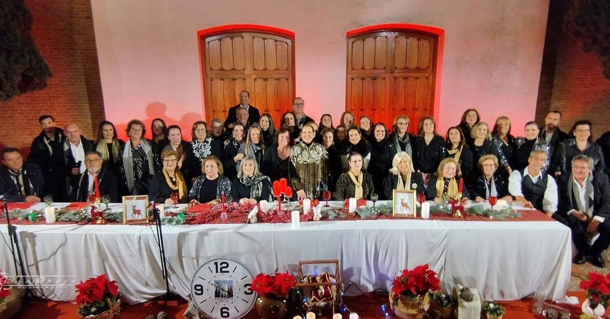 Esther Merino junto a los vecinos de Gévora durante la última Zambomba navideña.