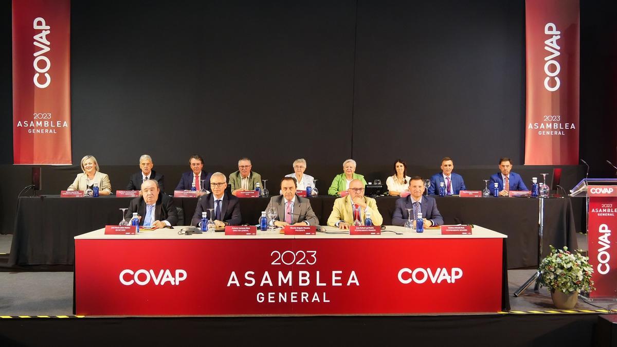 Directivos de Covap, durante la asamblea general celebrada ayer.