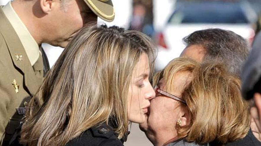 Los Príncipes de Asturias transmiten sus condolencias a los familiares de los soldados muertos, ayer antes del inicio del funeral.