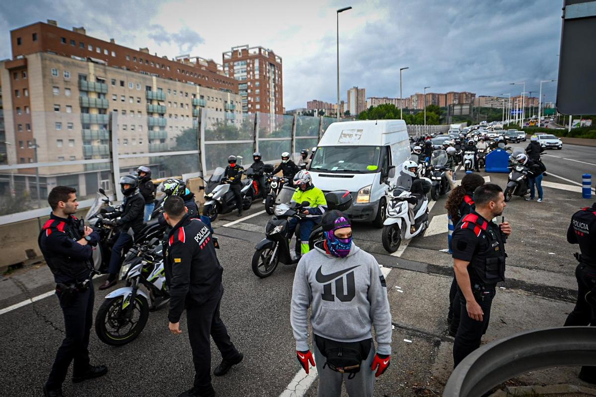 Manifestación de los trabajadores del metal en la B-20, a la altura de Cornellà