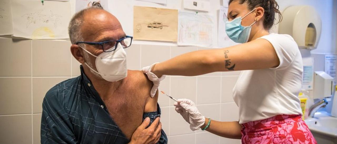 Una enfermera inocula la vacuna frente a la viruela del mono a un hombre.