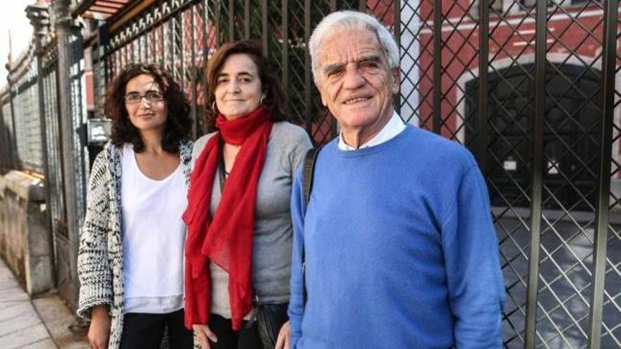 Por la izquierda, María Rosa Alba, Ana Carreño y Javier Calzadilla, ante la Fábrica de Armas.