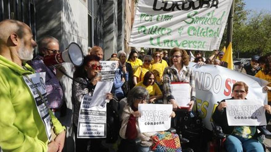 Entregan 6.480 firmas por la sanidad pública