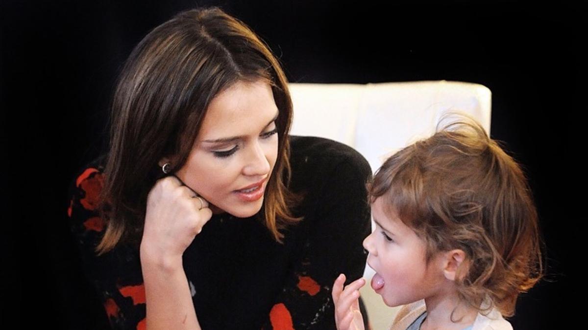 La actriz Jessica Alba con su hija