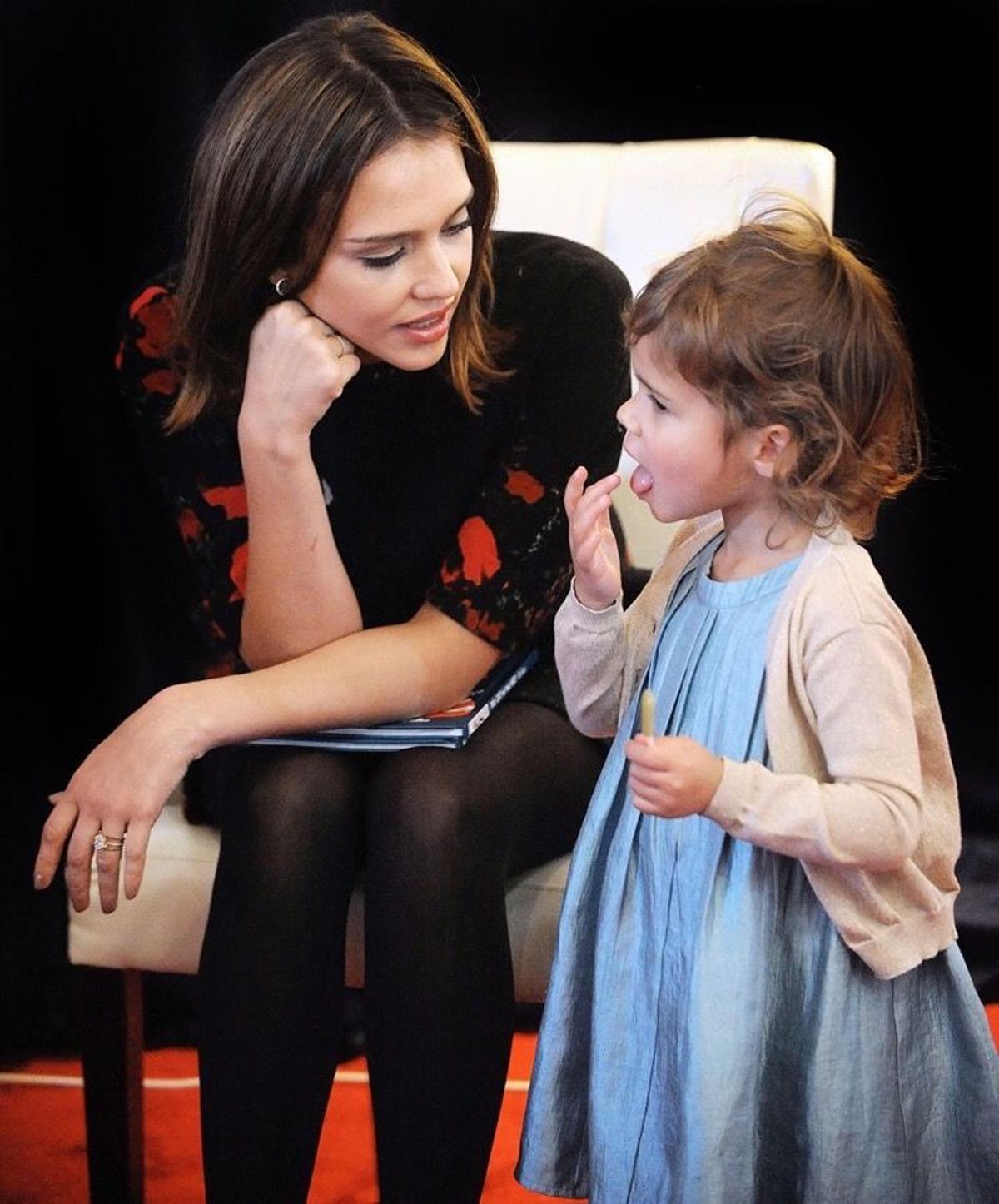 La actriz Jessica Alba con su hija