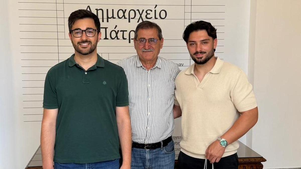 Los socialistas Benja Mompó y Alejandro Montava, con el alcalde de la ciudad griega de Patras.