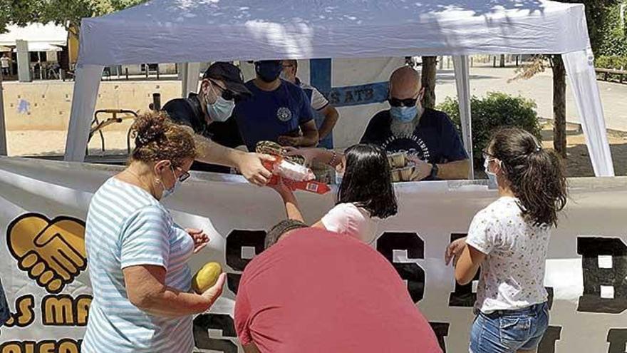 Una chica recoge alimentos ayer en la carpa que montó Fanàtiks en la plaza Sant Francesc Xavier.